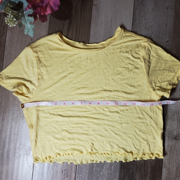 Pacsun Basics Lettuce Hem Crop Top Size Medium Pale Yellow EUC - Picture 3 of 14